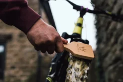 Peaty's Bandenborstel -Sportfiets Onderdelen Tyre Brush In Use